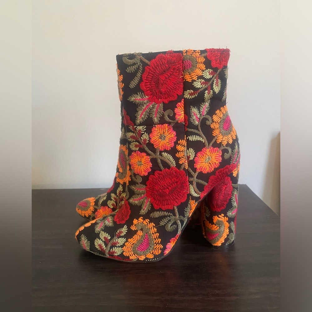Cute and colorful embroidered flower booties, size 5.5